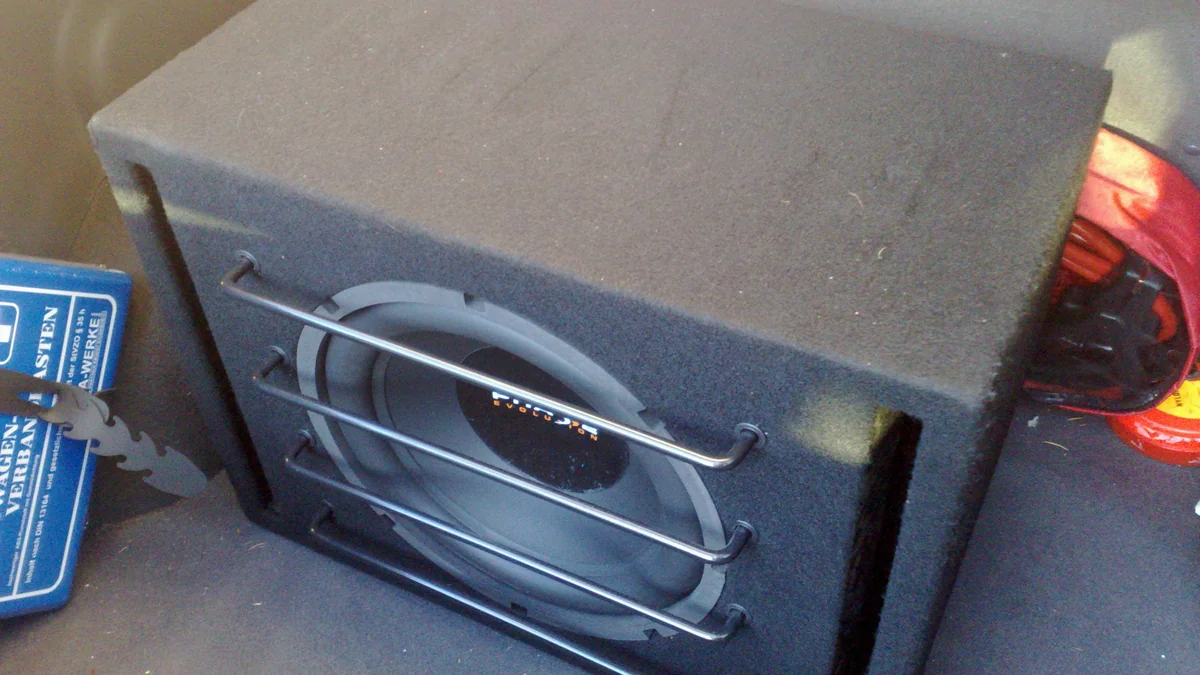 Subwoofer im Auto – kompakte Einsteiger-Nachrüstung ohne Kabel-Chaos